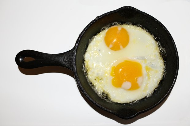 fried-eggs-sunny-side-up-in-cast-iron-skillet
